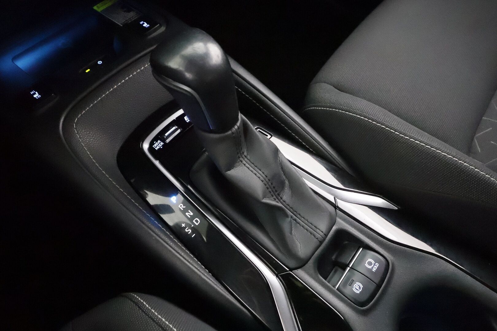 Toyota Corolla 2020 Hatchback 2,0 Hybrid Style Business * HUD / ACC / LED / P.Kamera / Kaistavahti / BC-Racing / Keyless * - Kahdet renkaat aluvanteilla