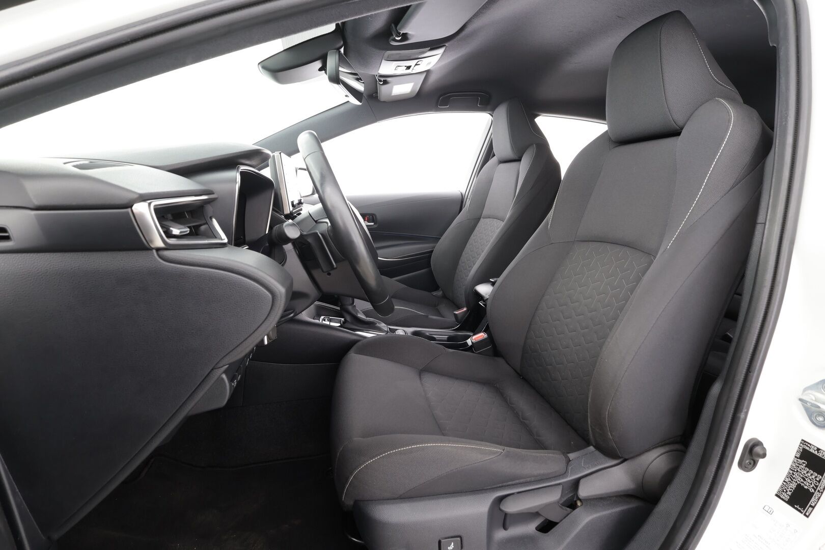 Toyota Corolla 2020 Hatchback 2,0 Hybrid Style Business * HUD / ACC / LED / P.Kamera / Kaistavahti / BC-Racing / Keyless * - Kahdet renkaat aluvanteilla