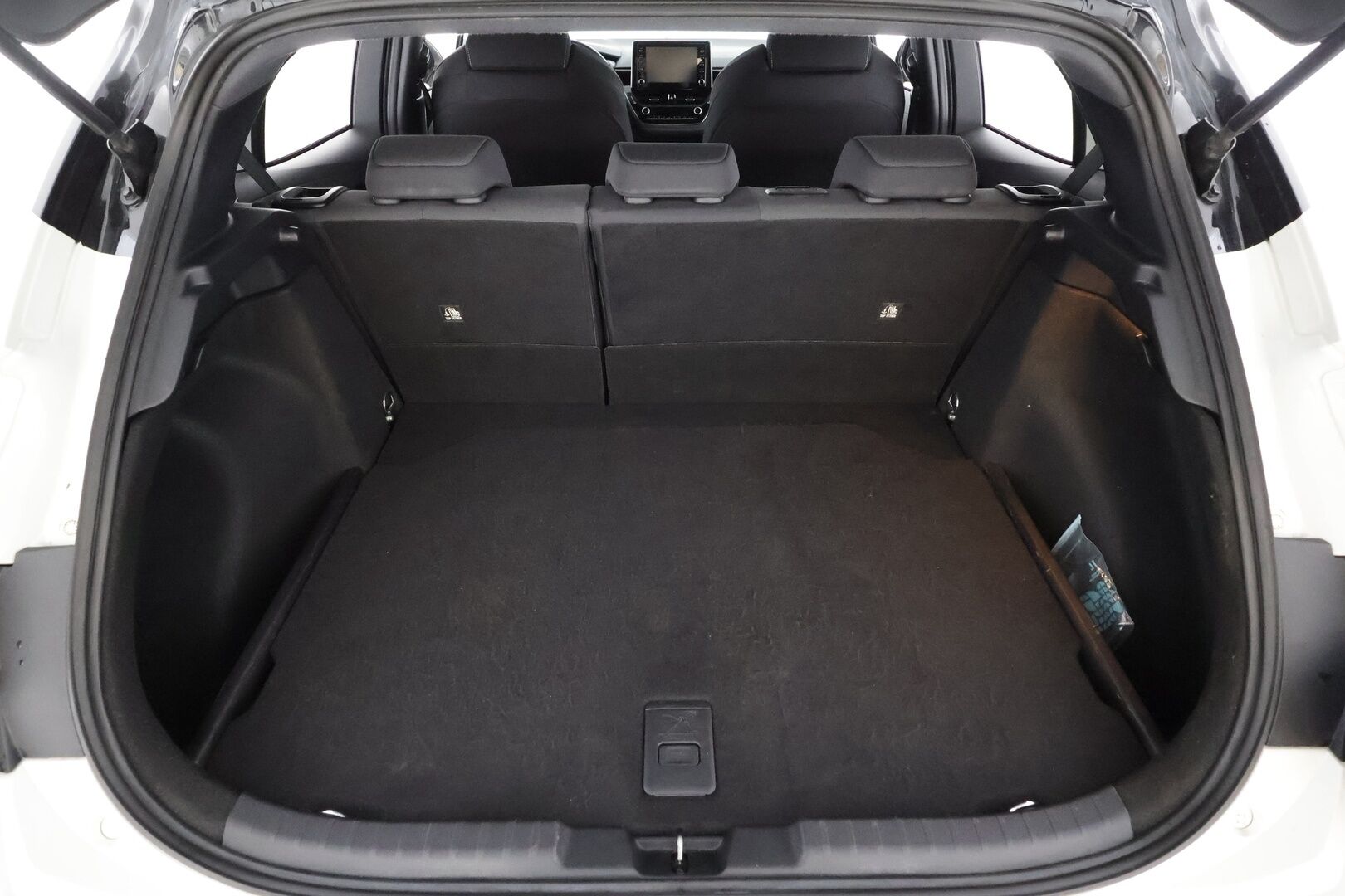 Toyota Corolla 2020 Hatchback 2,0 Hybrid Style Business * HUD / ACC / LED / P.Kamera / Kaistavahti / BC-Racing / Keyless * - Kahdet renkaat aluvanteilla