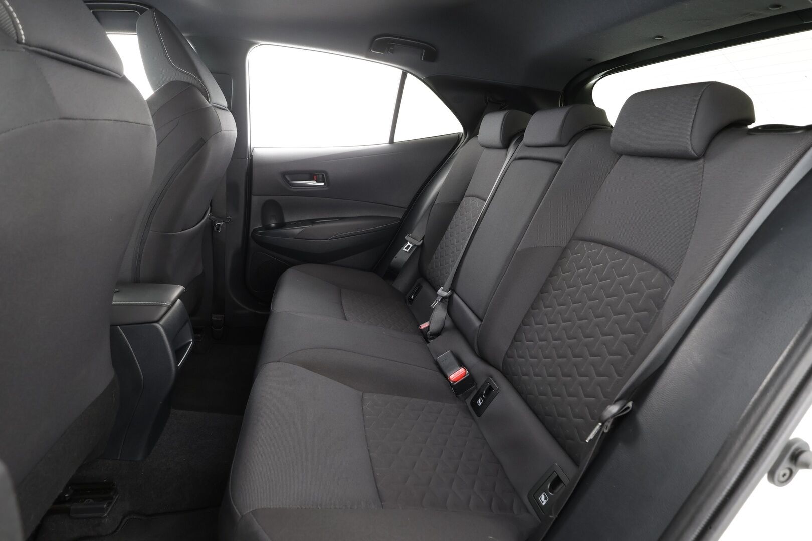 Toyota Corolla 2020 Hatchback 2,0 Hybrid Style Business * HUD / ACC / LED / P.Kamera / Kaistavahti / BC-Racing / Keyless * - Kahdet renkaat aluvanteilla