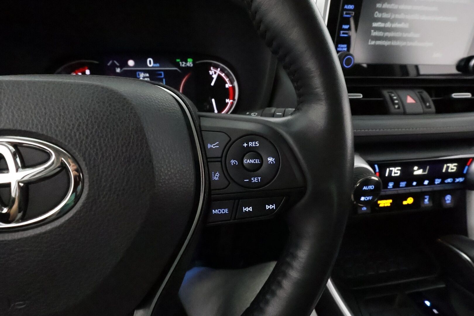 Toyota RAV4 2022 2,0 VVT-iE Active Multidrive S **Adapt.vakkari / Lohkolämmitin / P.kamera / Sähköluukku / LED / Navi / KeylessGo** - 3,99 % KORKOTARJOUS TÄHÄN AUTOON - 1.Om Suomi-auto / Kahdet renkaat aluvanteilla / Ratinlämmitin ja tuulilasin lämmitin