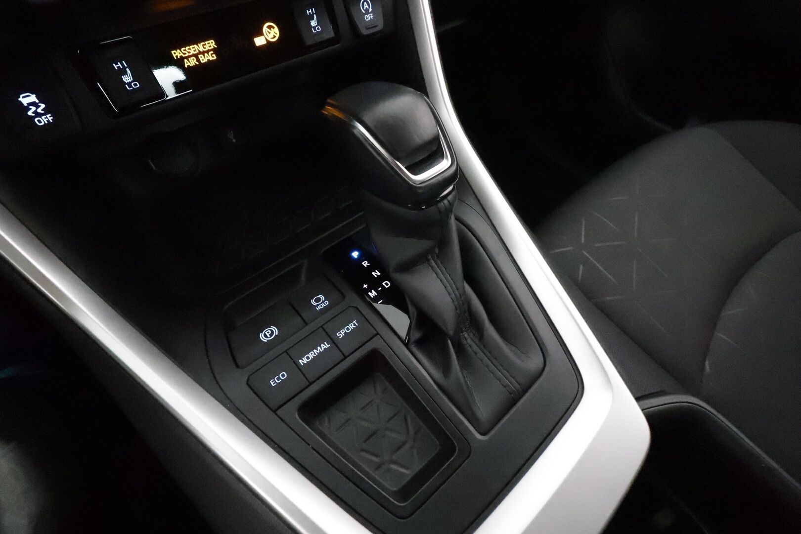 Toyota RAV4 2022 2,0 VVT-iE Active Multidrive S **Adapt.vakkari / Lohkolämmitin / P.kamera / Sähköluukku / LED / Navi / KeylessGo** - 3,99 % KORKOTARJOUS TÄHÄN AUTOON - 1.Om Suomi-auto / Kahdet renkaat aluvanteilla / Ratinlämmitin ja tuulilasin lämmitin