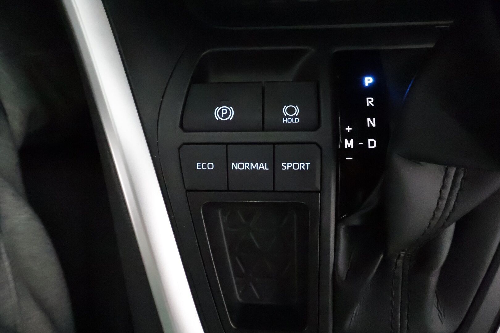 Toyota RAV4 2022 2,0 VVT-iE Active Multidrive S **Adapt.vakkari / Lohkolämmitin / P.kamera / Sähköluukku / LED / Navi / KeylessGo** - 3,99 % KORKOTARJOUS TÄHÄN AUTOON - 1.Om Suomi-auto / Kahdet renkaat aluvanteilla / Ratinlämmitin ja tuulilasin lämmitin