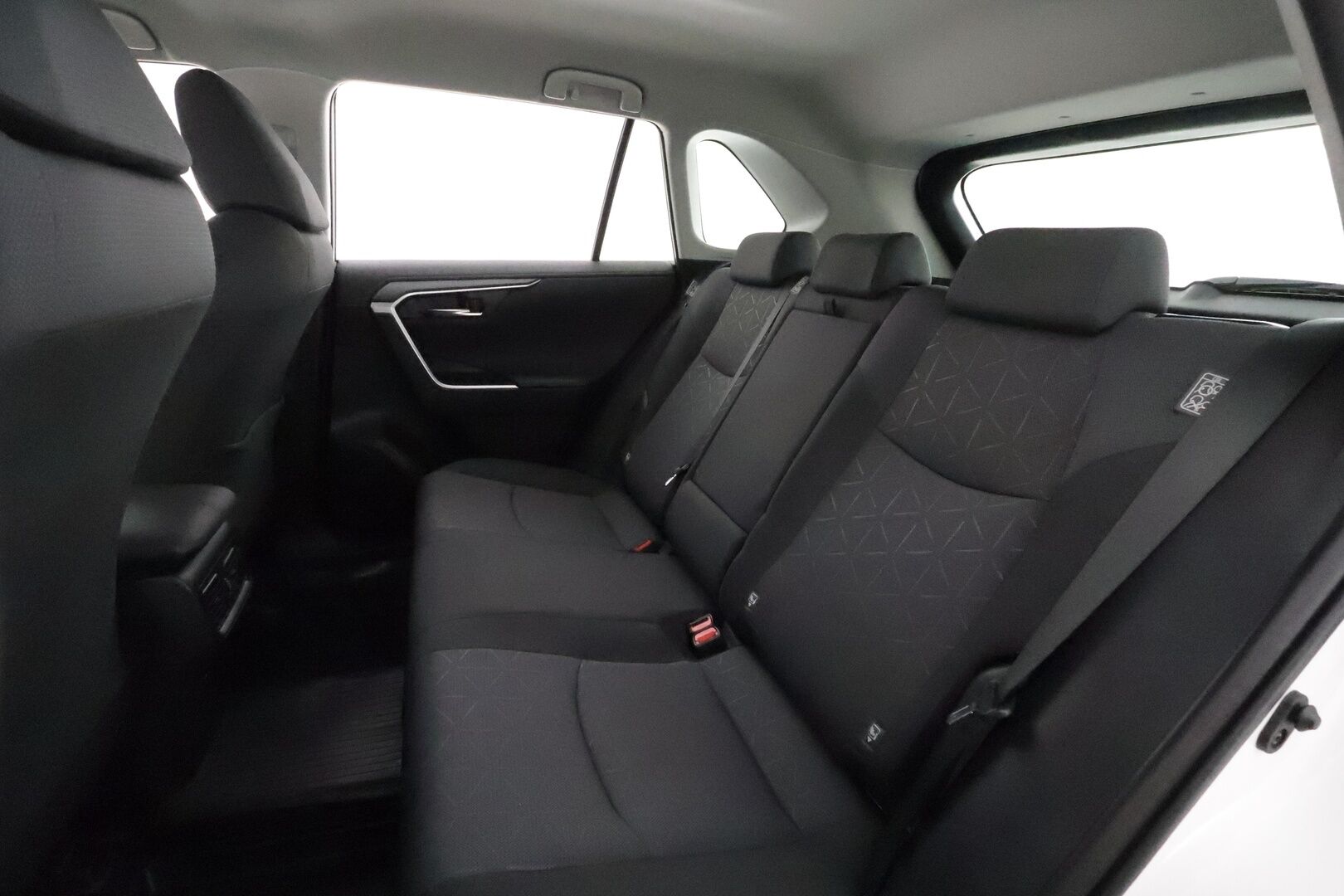 Toyota RAV4 2022 2,0 VVT-iE Active Multidrive S **Adapt.vakkari / Lohkolämmitin / P.kamera / Sähköluukku / LED / Navi / KeylessGo** - 3,99 % KORKOTARJOUS TÄHÄN AUTOON - 1.Om Suomi-auto / Kahdet renkaat aluvanteilla / Ratinlämmitin ja tuulilasin lämmitin