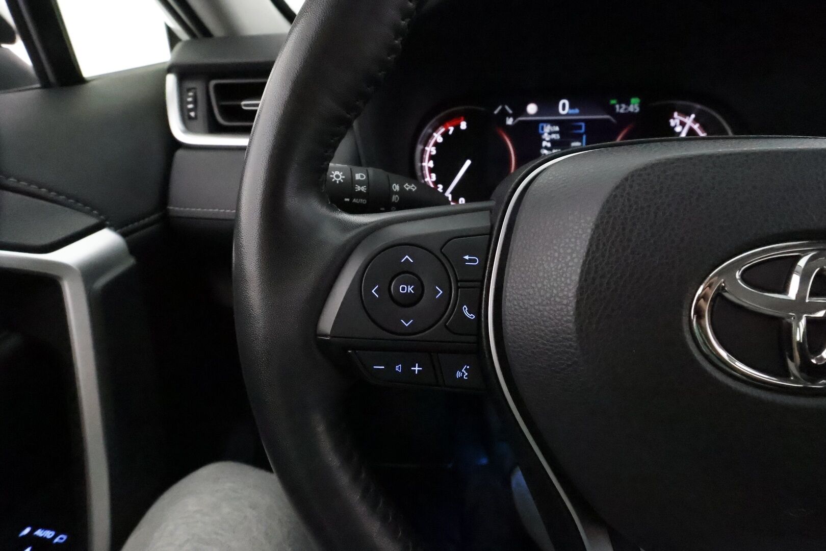 Toyota RAV4 2022 2,0 VVT-iE Active Multidrive S **Adapt.vakkari / Lohkolämmitin / P.kamera / Sähköluukku / LED / Navi / KeylessGo** - 3,99 % KORKOTARJOUS TÄHÄN AUTOON - 1.Om Suomi-auto / Kahdet renkaat aluvanteilla / Ratinlämmitin ja tuulilasin lämmitin