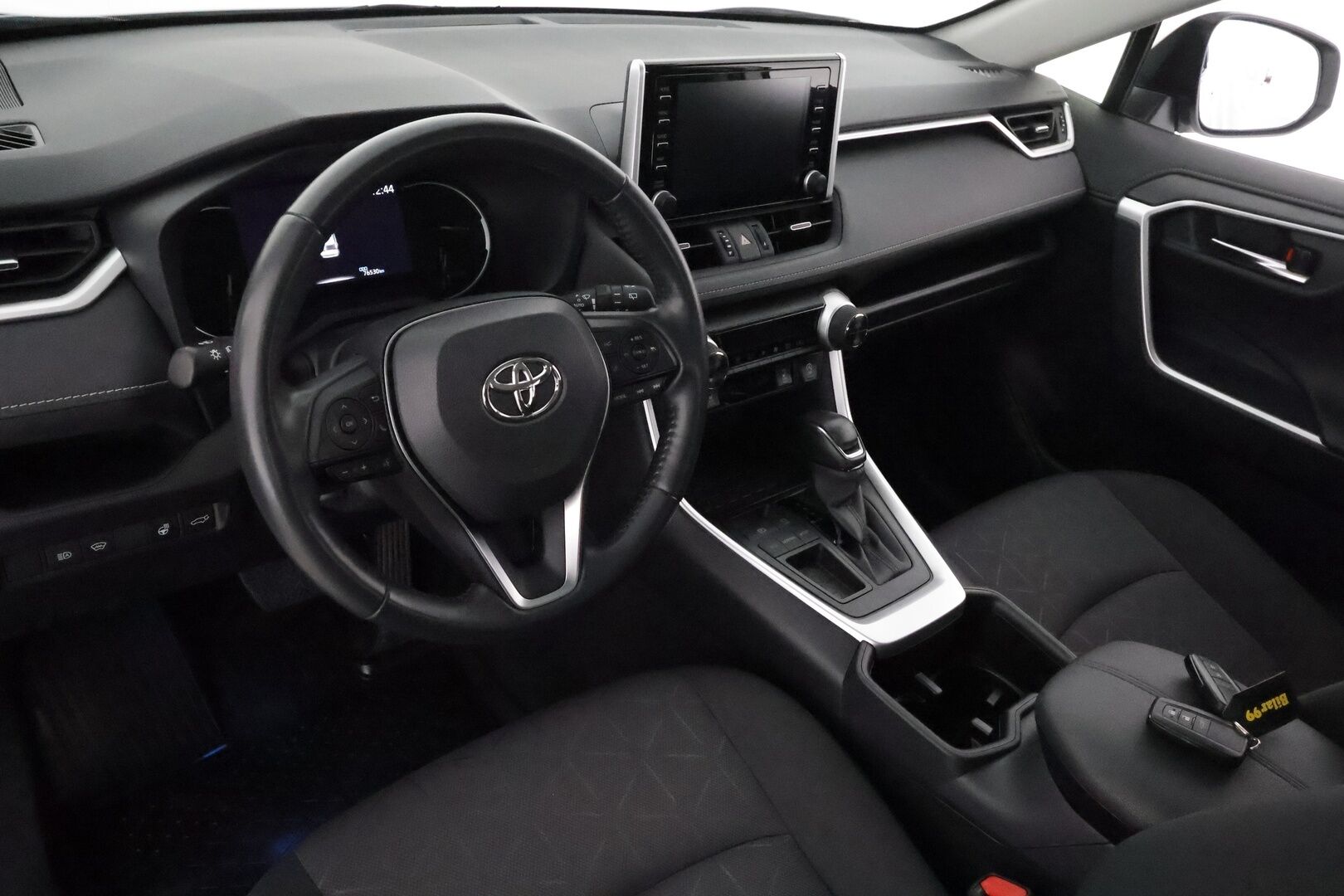 Toyota RAV4 2022 2,0 VVT-iE Active Multidrive S **Adapt.vakkari / Lohkolämmitin / P.kamera / Sähköluukku / LED / Navi / KeylessGo** - 3,99 % KORKOTARJOUS TÄHÄN AUTOON - 1.Om Suomi-auto / Kahdet renkaat aluvanteilla / Ratinlämmitin ja tuulilasin lämmitin