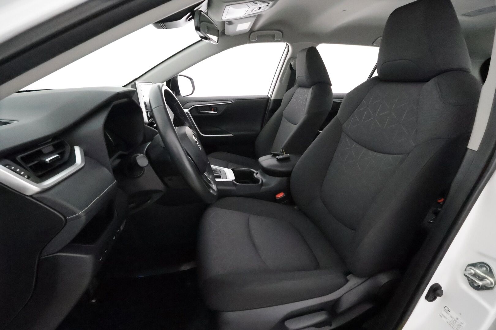 Toyota RAV4 2022 2,0 VVT-iE Active Multidrive S **Adapt.vakkari / Lohkolämmitin / P.kamera / Sähköluukku / LED / Navi / KeylessGo** - 3,99 % KORKOTARJOUS TÄHÄN AUTOON - 1.Om Suomi-auto / Kahdet renkaat aluvanteilla / Ratinlämmitin ja tuulilasin lämmitin