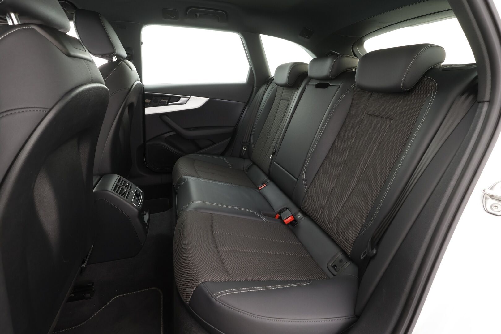 Audi A4 2022 Avant Business 40 TFSI 150 kW MHEV quattro S tronic * Webasto / ACC / Matrix / P.kamera / Muistipenkki / Navi * - 1-om Suomi-auto / Kahdet renkaat 