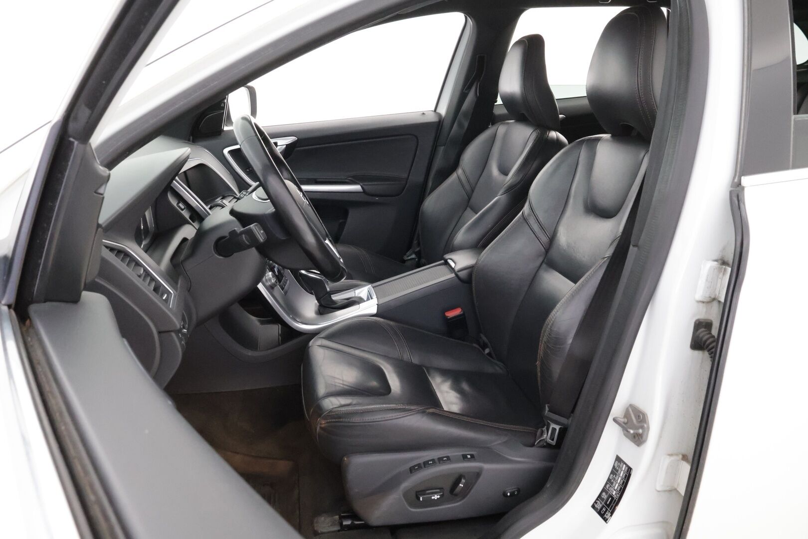 Volvo XC60 2016 D3 Classic Summum aut - Webasto | Adapt.Vakkari | Koukku | Nahkasisusta | High Perf Audio | Muistipenkki | BLIS | Digimittari