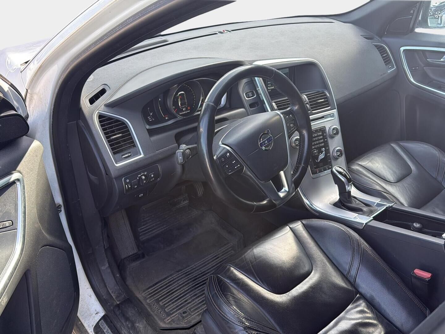 Volvo XC60 2016 D3 Classic Summum aut * Webasto / Adapt.Vakkari / Koukku / Nahkasisusta / High Perf Audio / Muistipenkki / BLIS - Supervarusteet / Juuri tullut Tampereelle! - HULLUT AVAJAISHULINAT KORKOTARJOUS 3,29 %