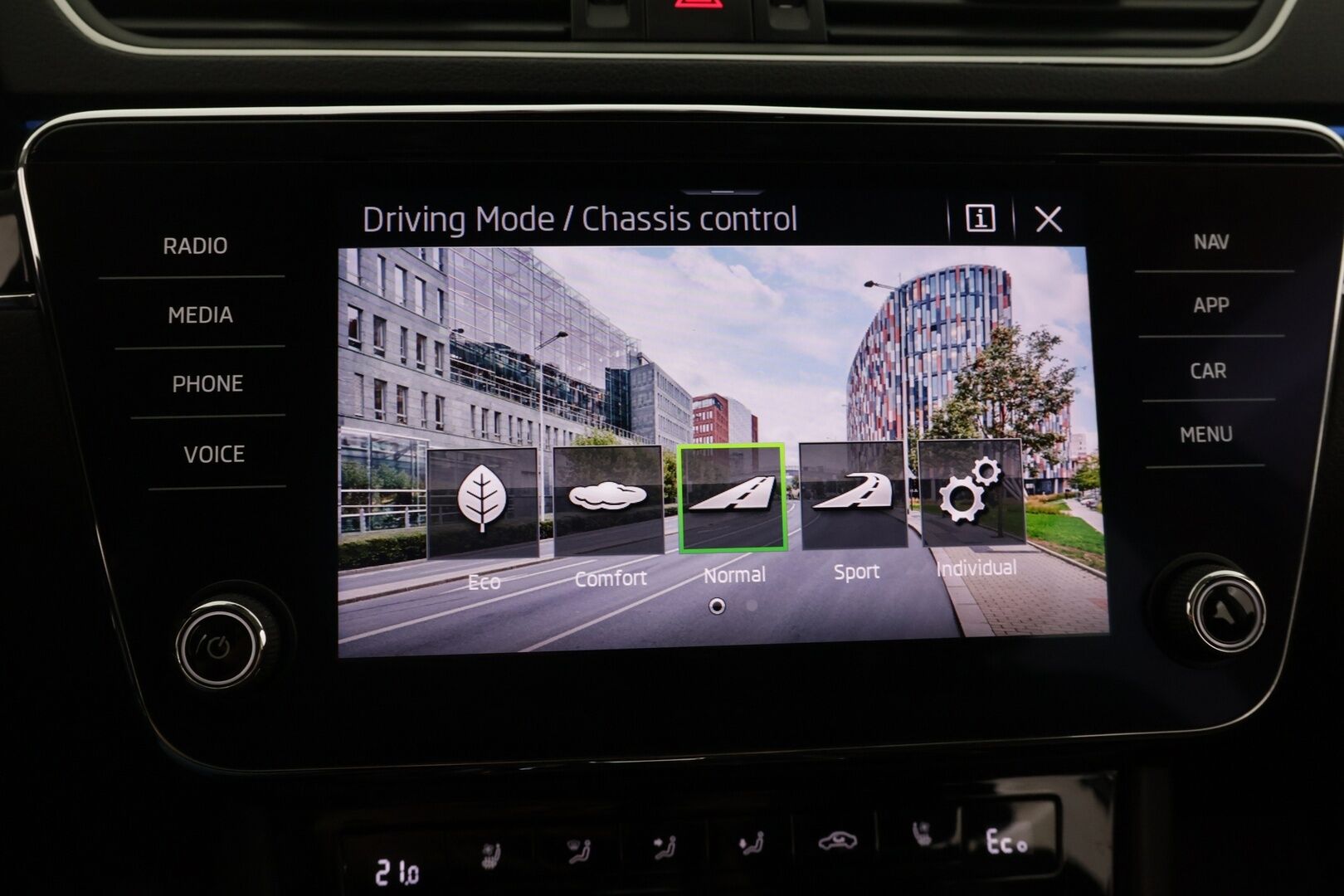 Skoda Superb 2021 Combi 1,4 TSI PHEV L&K iV DSG Autom. - ACC | L&K | Canton Sound System |  Ilmastoidut muistipenkit | P. Kamera | Ratinlämmitin | Webasto | Apple & Android Carplay | Navi | BLIS | Sähk. Takaluukku | Vetokoukku | Ambient Light. |