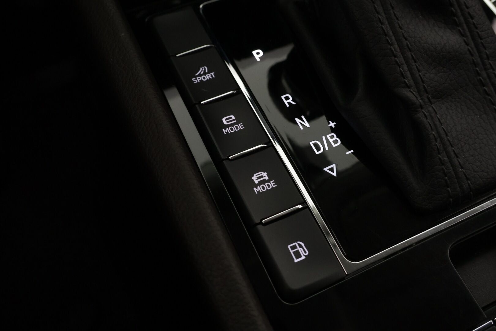 Skoda Superb 2021 Combi 1,4 TSI PHEV L&K iV DSG Autom. - ACC | L&K | Canton Sound System |  Ilmastoidut muistipenkit | P. Kamera | Ratinlämmitin | Webasto | Apple & Android Carplay | Navi | BLIS | Sähk. Takaluukku | Vetokoukku | Ambient Light. |