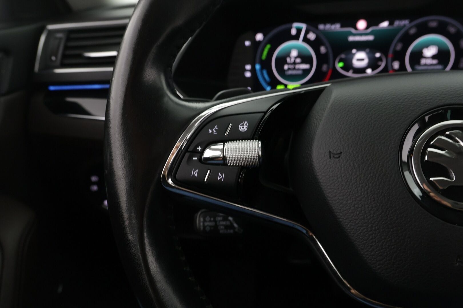 Skoda Superb 2021 Combi 1,4 TSI PHEV L&K iV DSG Autom. - ACC | L&K | Canton Sound System |  Ilmastoidut muistipenkit | P. Kamera | Ratinlämmitin | Webasto | Apple & Android Carplay | Navi | BLIS | Sähk. Takaluukku | Vetokoukku | Ambient Light. |