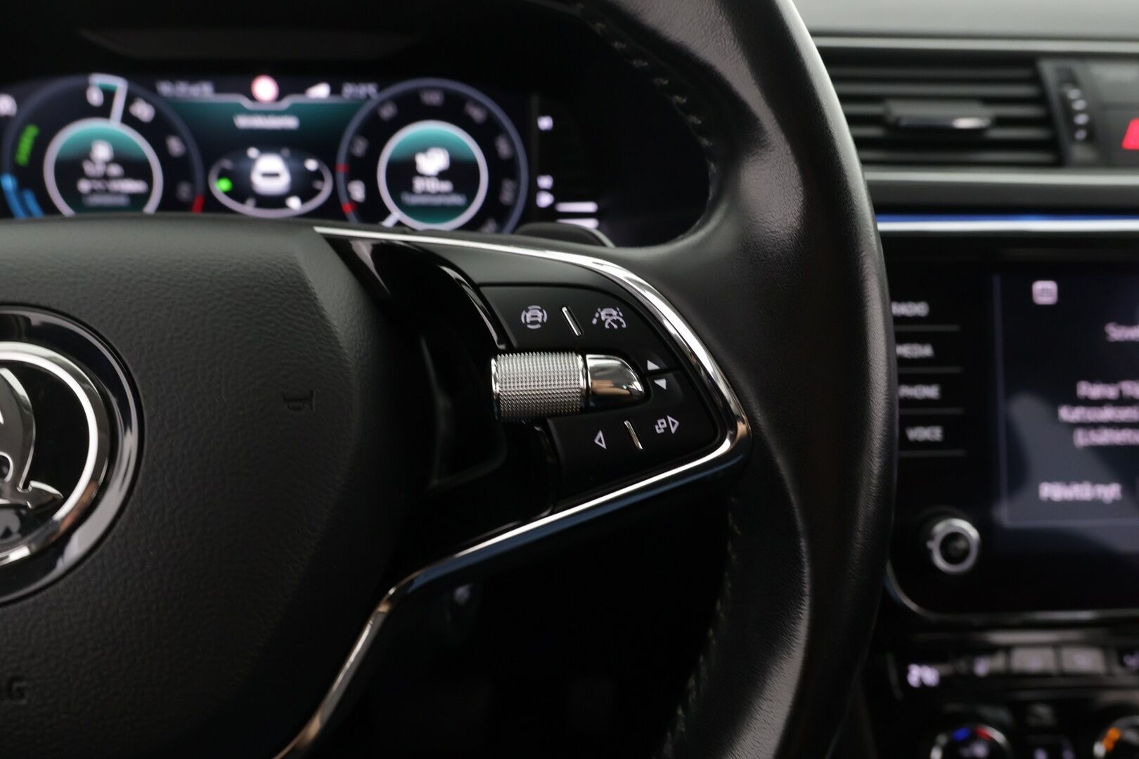 Skoda Superb 2021 Combi 1,4 TSI PHEV L&K iV DSG Autom. - ACC | L&K | Canton Sound System |  Ilmastoidut muistipenkit | P. Kamera | Ratinlämmitin | Webasto | Apple & Android Carplay | Navi | BLIS | Sähk. Takaluukku | Vetokoukku | Ambient Light. |