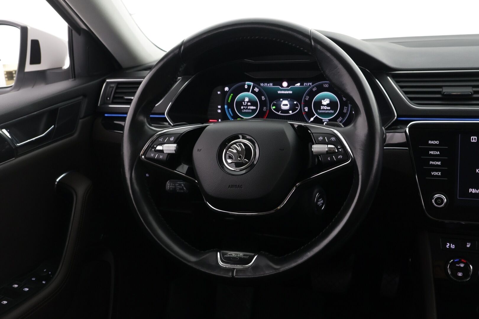 Skoda Superb 2021 Combi 1,4 TSI PHEV L&K iV DSG Autom. - ACC | L&K | Canton Sound System |  Ilmastoidut muistipenkit | P. Kamera | Ratinlämmitin | Webasto | Apple & Android Carplay | Navi | BLIS | Sähk. Takaluukku | Vetokoukku | Ambient Light. |