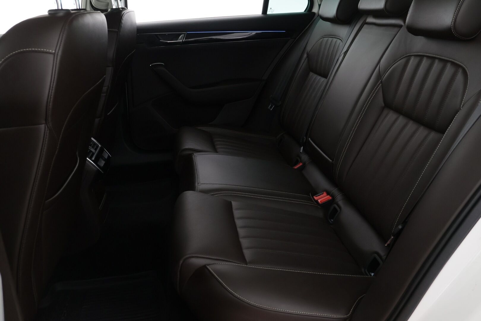Skoda Superb 2021 Combi 1,4 TSI PHEV L&K iV DSG Autom. - ACC | L&K | Canton Sound System |  Ilmastoidut muistipenkit | P. Kamera | Ratinlämmitin | Webasto | Apple & Android Carplay | Navi | BLIS | Sähk. Takaluukku | Vetokoukku | Ambient Light. |