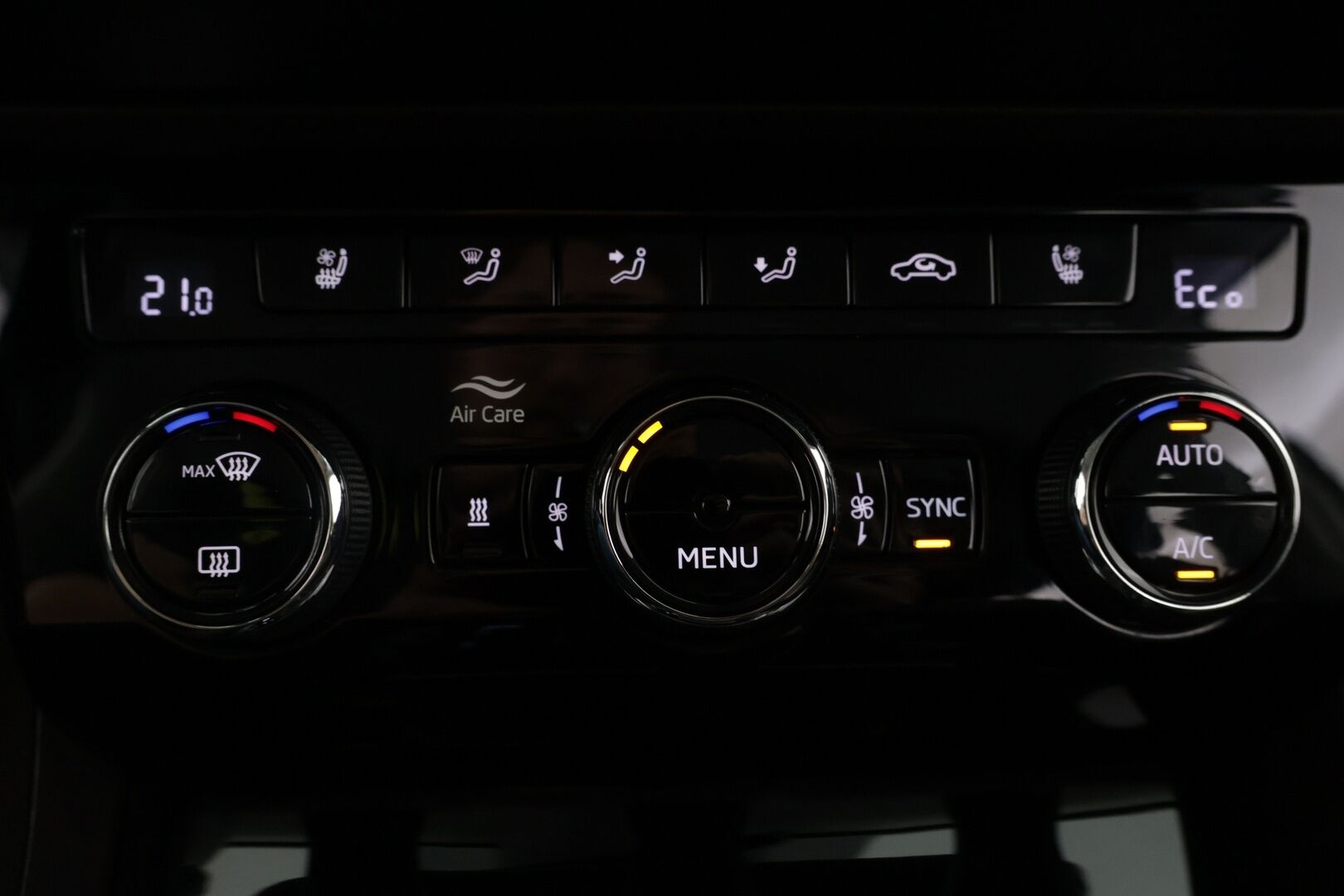 Skoda Superb 2021 Combi 1,4 TSI PHEV L&K iV DSG Autom. - ACC | L&K | Canton Sound System |  Ilmastoidut muistipenkit | P. Kamera | Ratinlämmitin | Webasto | Apple & Android Carplay | Navi | BLIS | Sähk. Takaluukku | Vetokoukku | Ambient Light. |