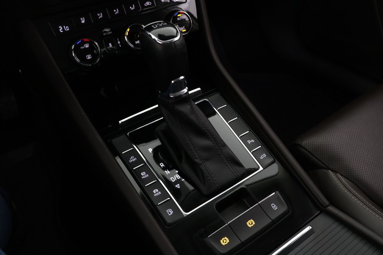 Skoda Superb 2021 Combi 1,4 TSI PHEV L&K iV DSG Autom. - ACC | L&K | Canton Sound System |  Ilmastoidut muistipenkit | P. Kamera | Ratinlämmitin | Webasto | Apple & Android Carplay | Navi | BLIS | Sähk. Takaluukku | Vetokoukku | Ambient Light. |