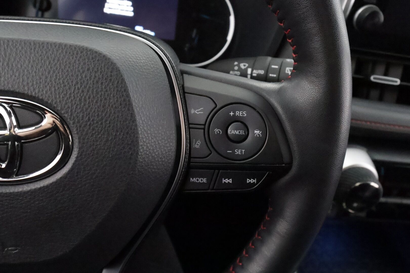Toyota RAV4 Plug-in 2022 Hybrid 2,5 AWD-i Active - | ACC | LED | P.Kamera | Sähköpenkki | Katveavustin | Navi | Kaistavahti | Keyless | 1-om Suomi-auto | Kahdet renkaat | Merkkihuollot |