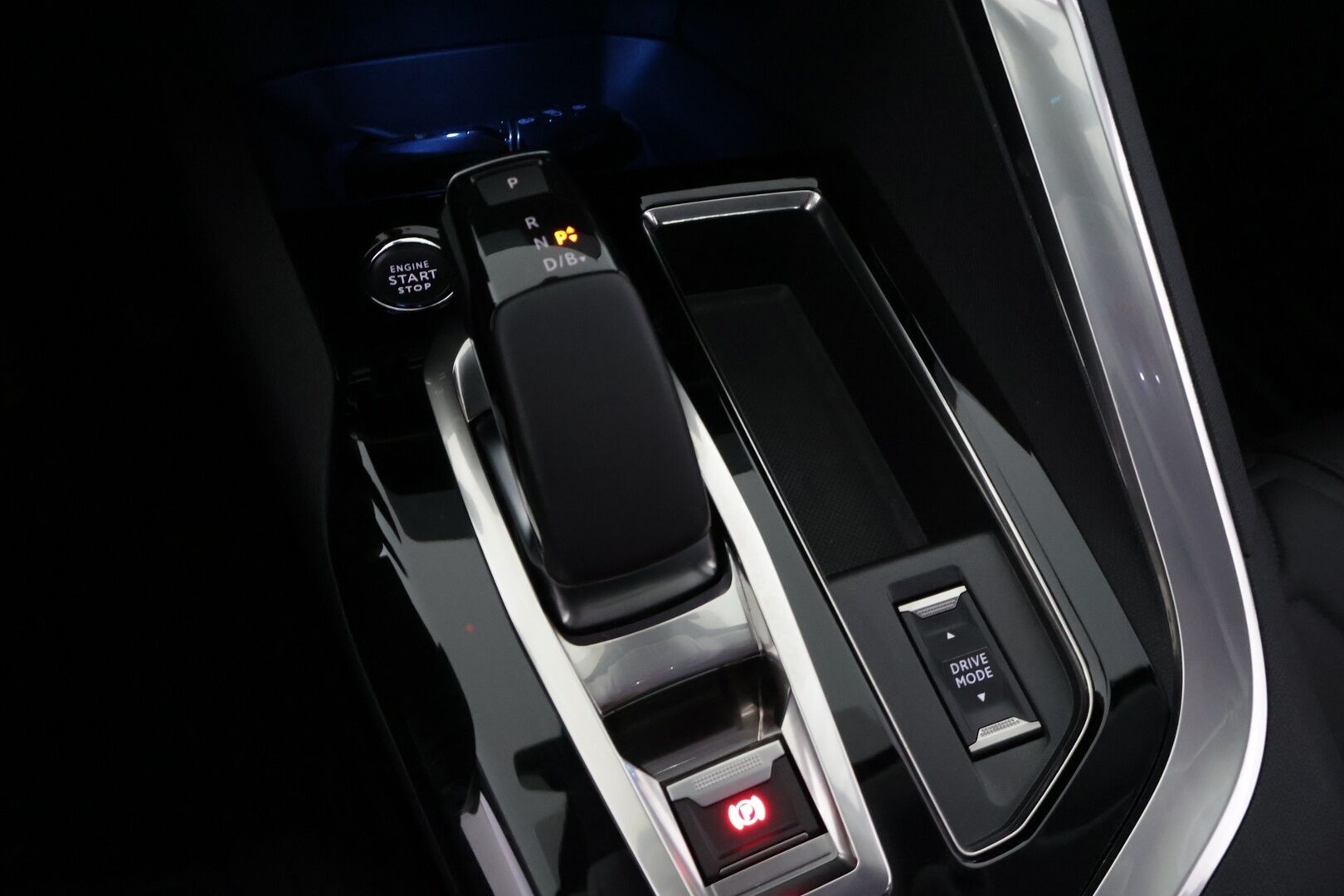 Peugeot 3008 2022 Allure Pack Anniversary Hybrid4 300 EAT8-aut. ** 2.Om Suomi-auto / Vetokoukku / ACC / Tikatut nahat / P.kamera / Navi ** - Kaupan päälle takuu vuodeksi tai 100 tuhatta kilometriä! Upouudet Hakkapeliitta 10 nastat ja irroitettava vetokoukku!