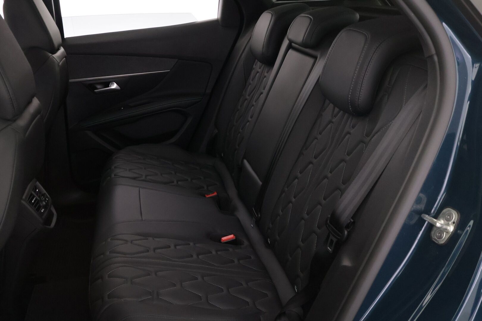 Peugeot 3008 2022 Allure Pack Anniversary Hybrid4 300 EAT8-aut. ** 2.Om Suomi-auto / Vetokoukku / ACC / Tikatut nahat / P.kamera / Navi ** - Kaupan päälle takuu vuodeksi tai 100 tuhatta kilometriä! Upouudet Hakkapeliitta 10 nastat ja irroitettava vetokoukku!