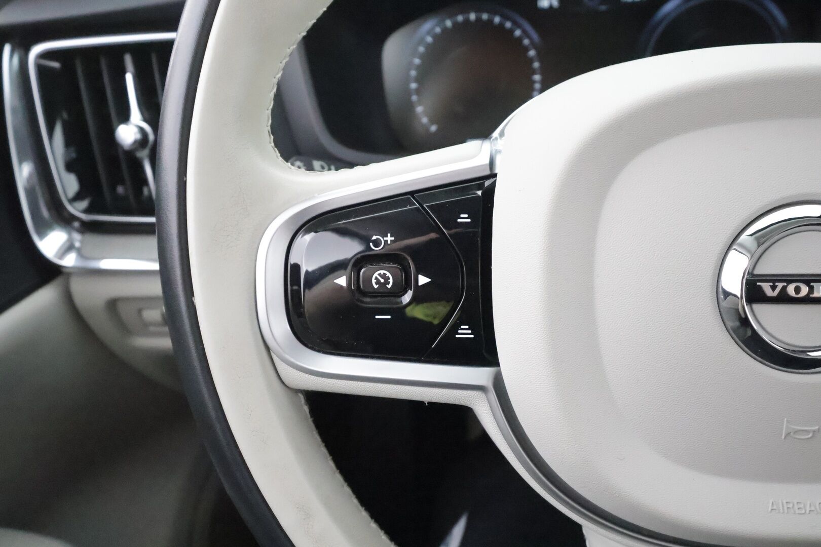 Volvo V60 2022 T6 AWD Long Range Inscription Edition aut - | ACC | Pilot assist | Muistipenkki | Sporttinahat | High performance audio | P.kamera | Keyless | Suomi-Auto | Merkkihuollot | 