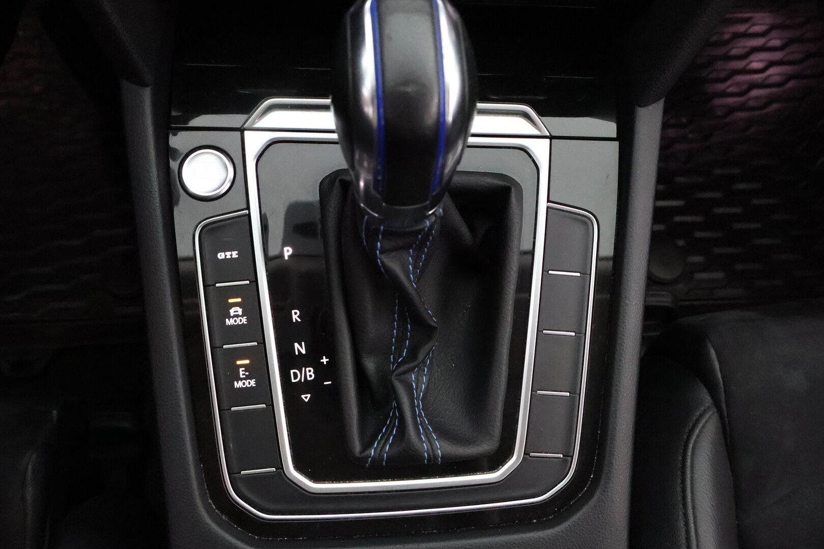 VOLKSWAGEN PASSAT 2018 Variant GTE Plug-In Hybrid 160 kW DSG-automaatti - Webasto / Adapt.Vakkari / Vetokoukku / Digimittari / Peruutuskamera / Nahka-Alcantara / Huippuvarusteet!
