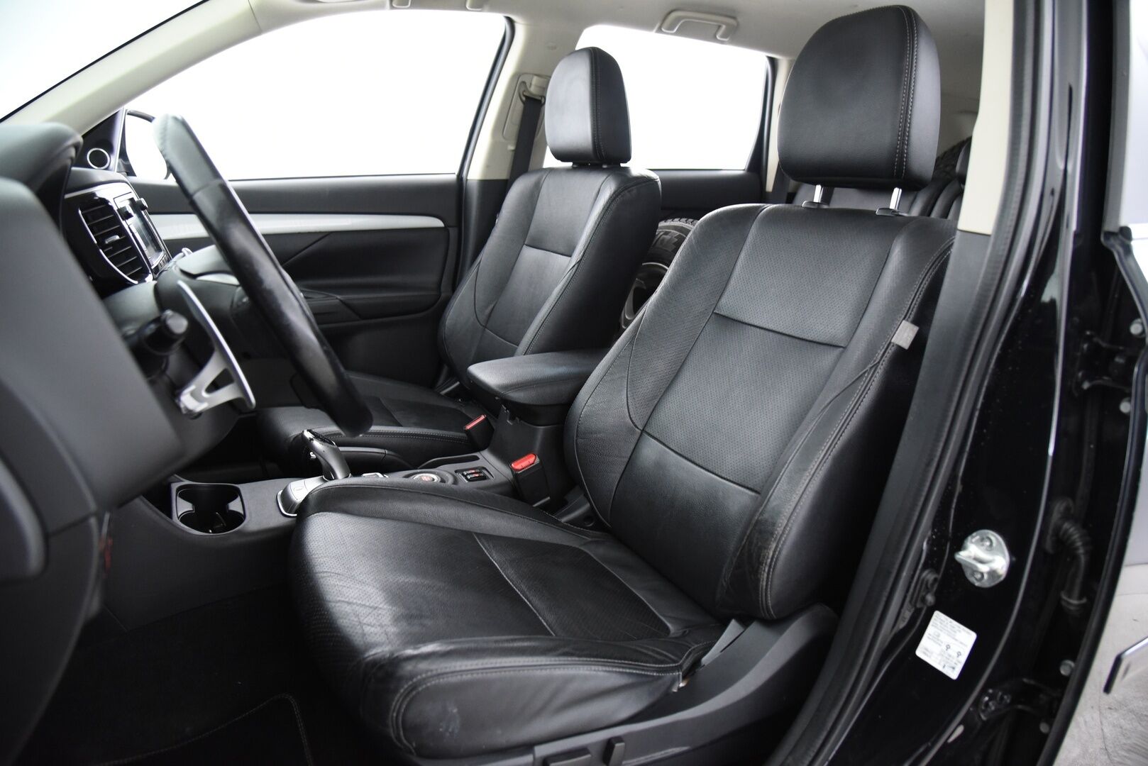 MITSUBISHI OUTLANDER PHEV 2015 Instyle Navi 4WD 5P - YritysOutlet - Myydään vain yrityksille / *Vetokoukku / Navi / Adapt.vakkari / Peruutuskamera* - - YritysOutlet - Myydään vain yrityksille