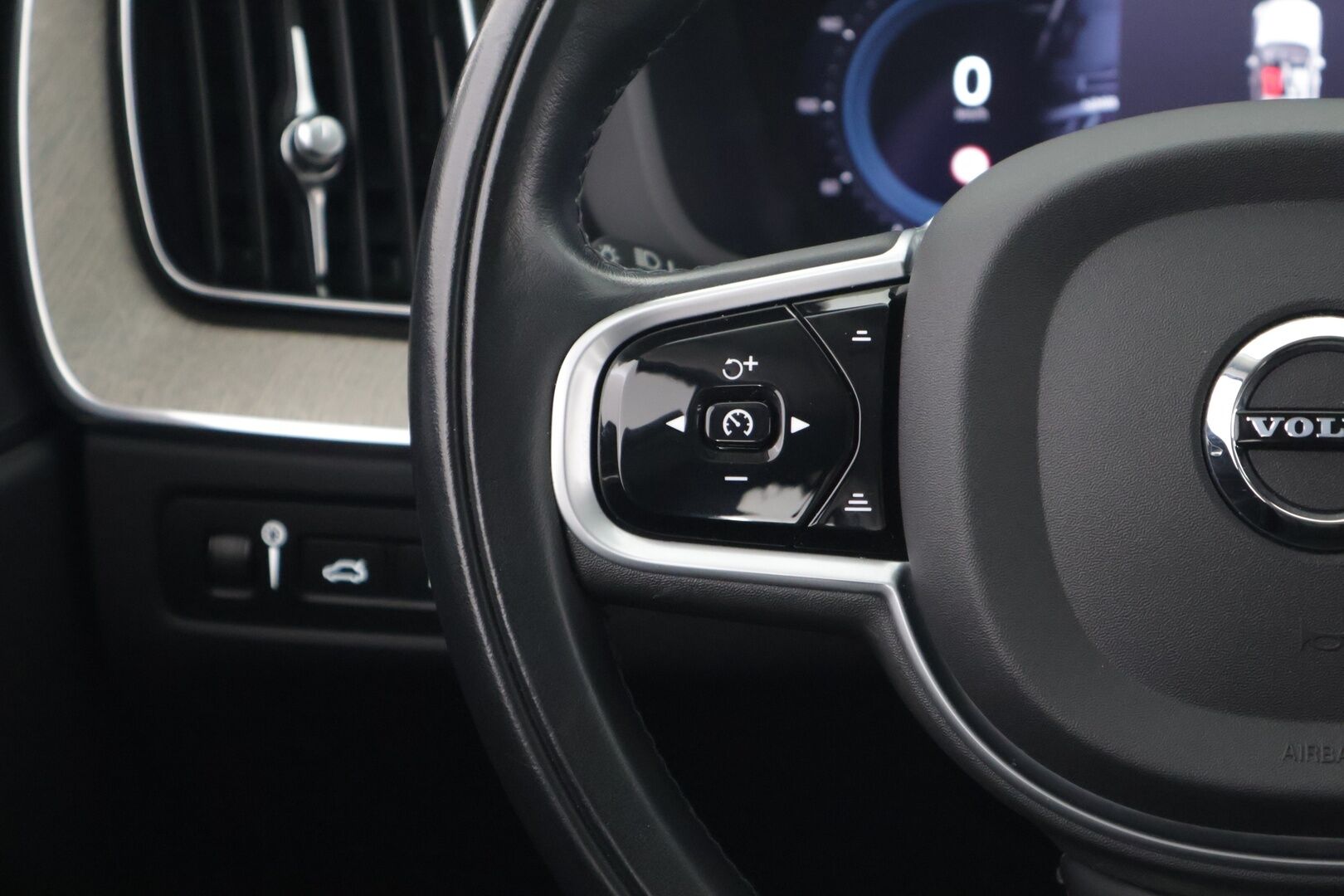 Volvo XC60 2022 T8 AWD Long Range High Performance Inscription Edition aut - 3,99 % KORKOTARJOUS TÄHÄN AUTOON - 31.5. ASTI! - *2.om Suomi-auto / Panorama / Pilot assist / Webasto / Koukku / Sporttipenkki muistilla / Google / 2x Renkaat*