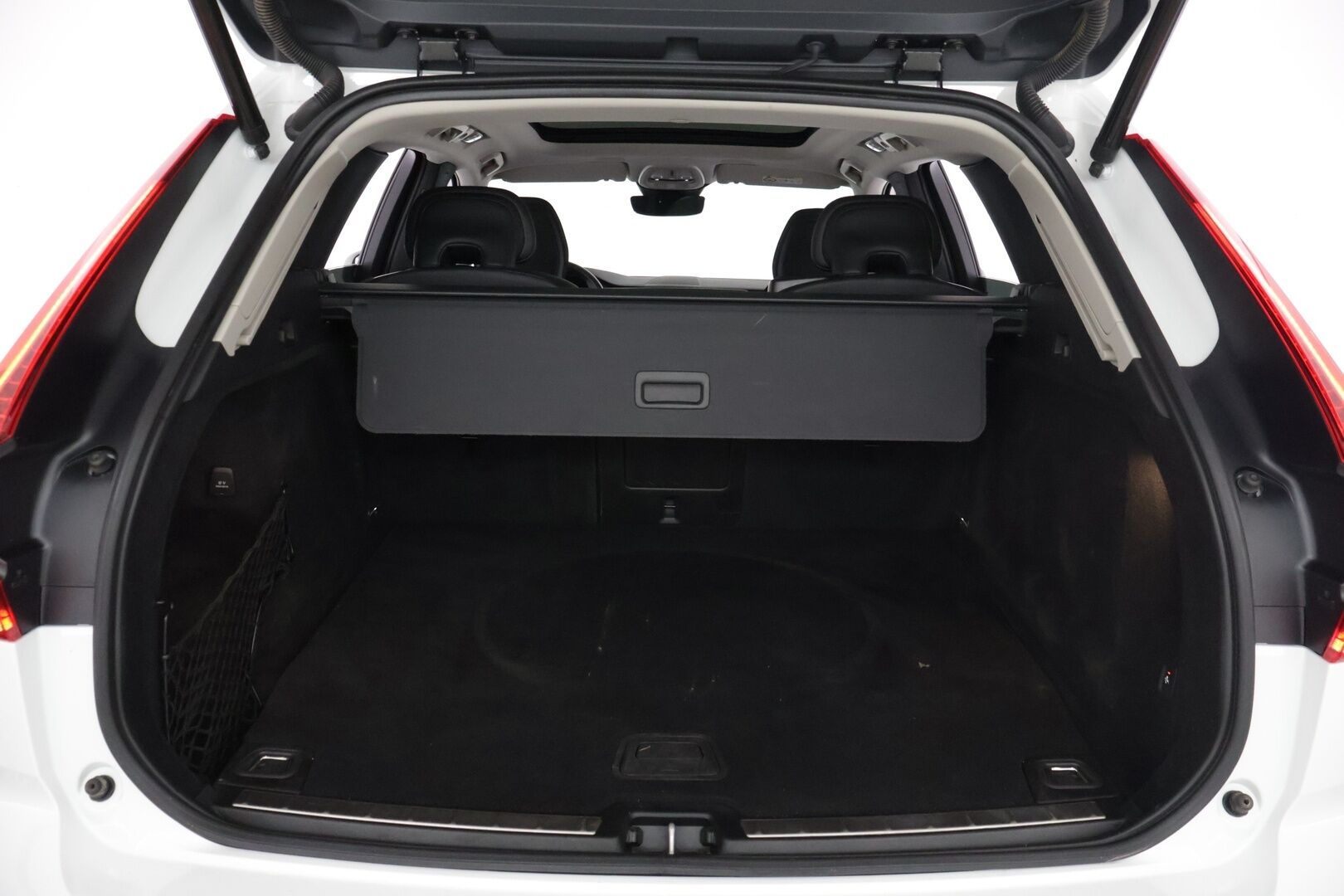 Volvo XC60 2022 T8 AWD Long Range High Performance Inscription Edition aut - 3,99 % KORKOTARJOUS TÄHÄN AUTOON - *2.om Suomi-auto / Panorama / Pilot assist / Webasto / Koukku / Sporttipenkki muistilla / Google / 2x Renkaat*