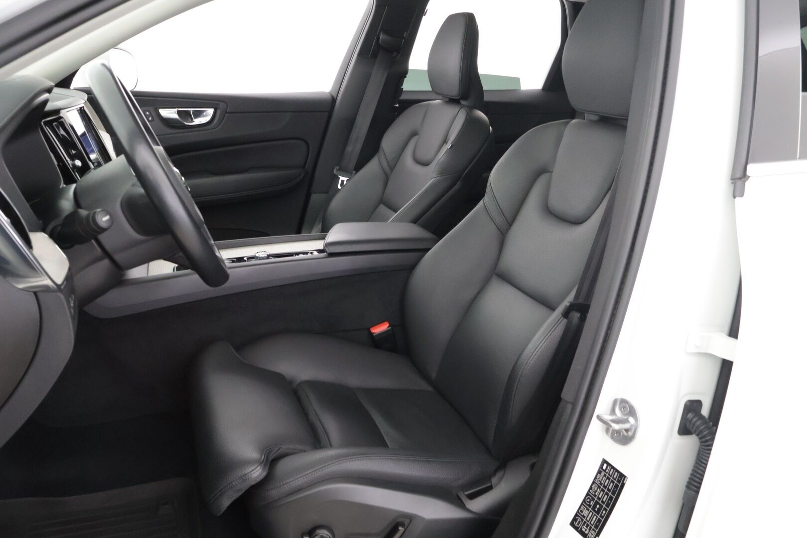 Volvo XC60 2022 T8 AWD Long Range High Performance Inscription Edition aut - 3,99 % KORKOTARJOUS TÄHÄN AUTOON - *2.om Suomi-auto / Panorama / Pilot assist / Webasto / Koukku / Sporttipenkki muistilla / Google / 2x Renkaat*