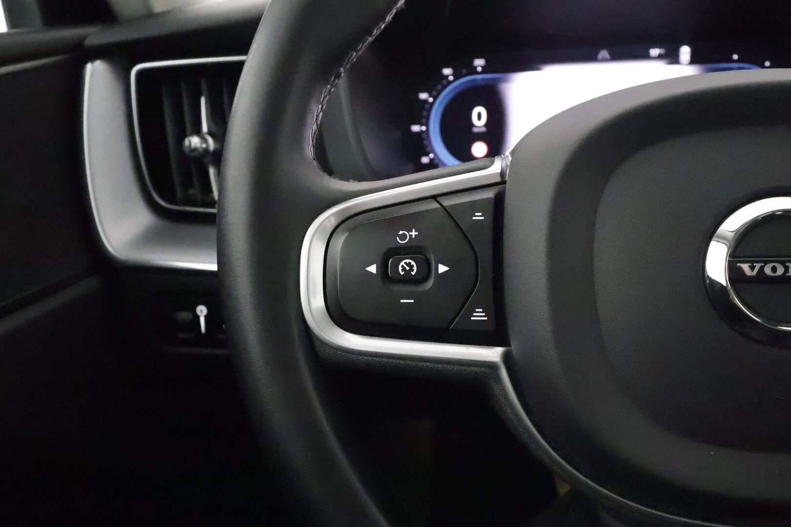 Volvo XC60 2022 T6 AWD Long Range Inscription Expression * Pa-lisälämmitin / Adapt.vakkari / Panoramakatto / High Perf Audio * - 3,99 % KORKOTARJOUS TÄHÄN AUTOON - 1.Om Suomi-auto / Hyvin Pidetty / 2xVanteet