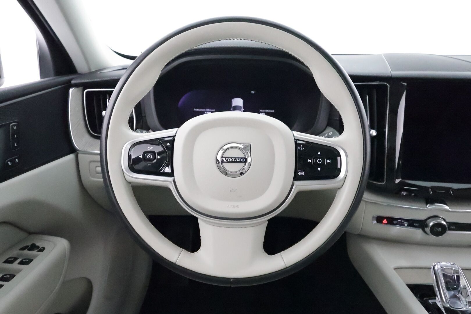 Volvo XC60 2022 T6 AWD Long Range Inscription**1.Om Suomi-auto / Panorama / Webasto / Koukku / Adapt.Vakkari / Sporttipenkki Muistilla** - 3,99 % KORKOTARJOUS TÄHÄN AUTOON - Akku kuntotarkastettu / P. Kamera / Google Maps / Kaistavahti / KeylessGO / 2x Renkaat