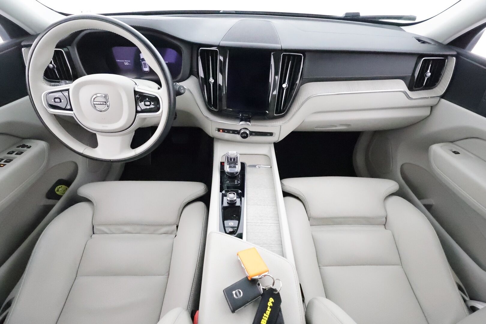 Volvo XC60 2022 T6 AWD Long Range Inscription**1.Om Suomi-auto / Panorama / Webasto / Koukku / Adapt.Vakkari / Sporttipenkki Muistilla** - 3,99 % KORKOTARJOUS TÄHÄN AUTOON - Akku kuntotarkastettu / P. Kamera / Google Maps / Kaistavahti / KeylessGO / 2x Renkaat