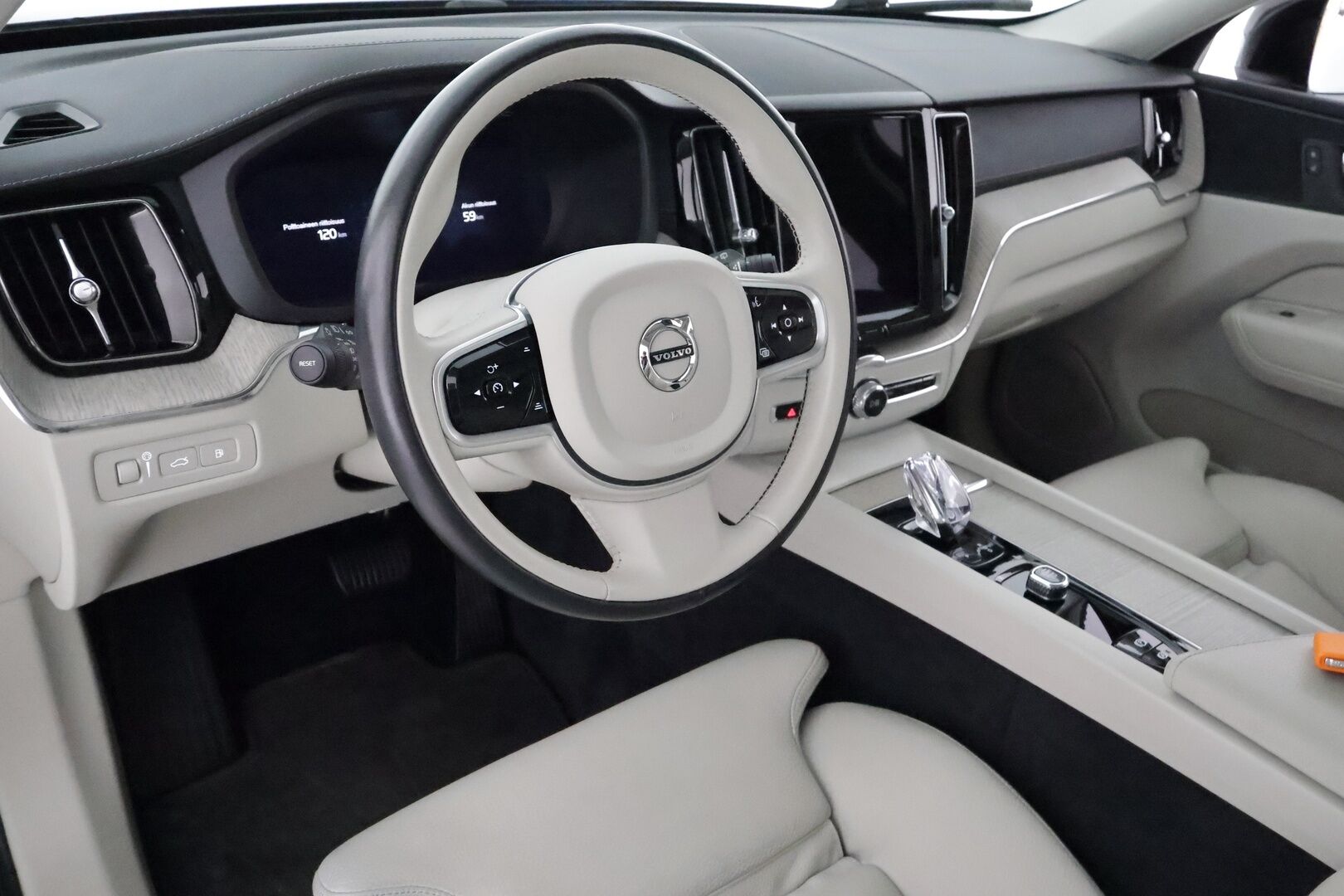 Volvo XC60 2022 T6 AWD Long Range Inscription**1.Om Suomi-auto / Panorama / Webasto / Koukku / Adapt.Vakkari / Sporttipenkki Muistilla** - 3,99 % KORKOTARJOUS TÄHÄN AUTOON - Akku kuntotarkastettu / P. Kamera / Google Maps / Kaistavahti / KeylessGO / 2x Renkaat