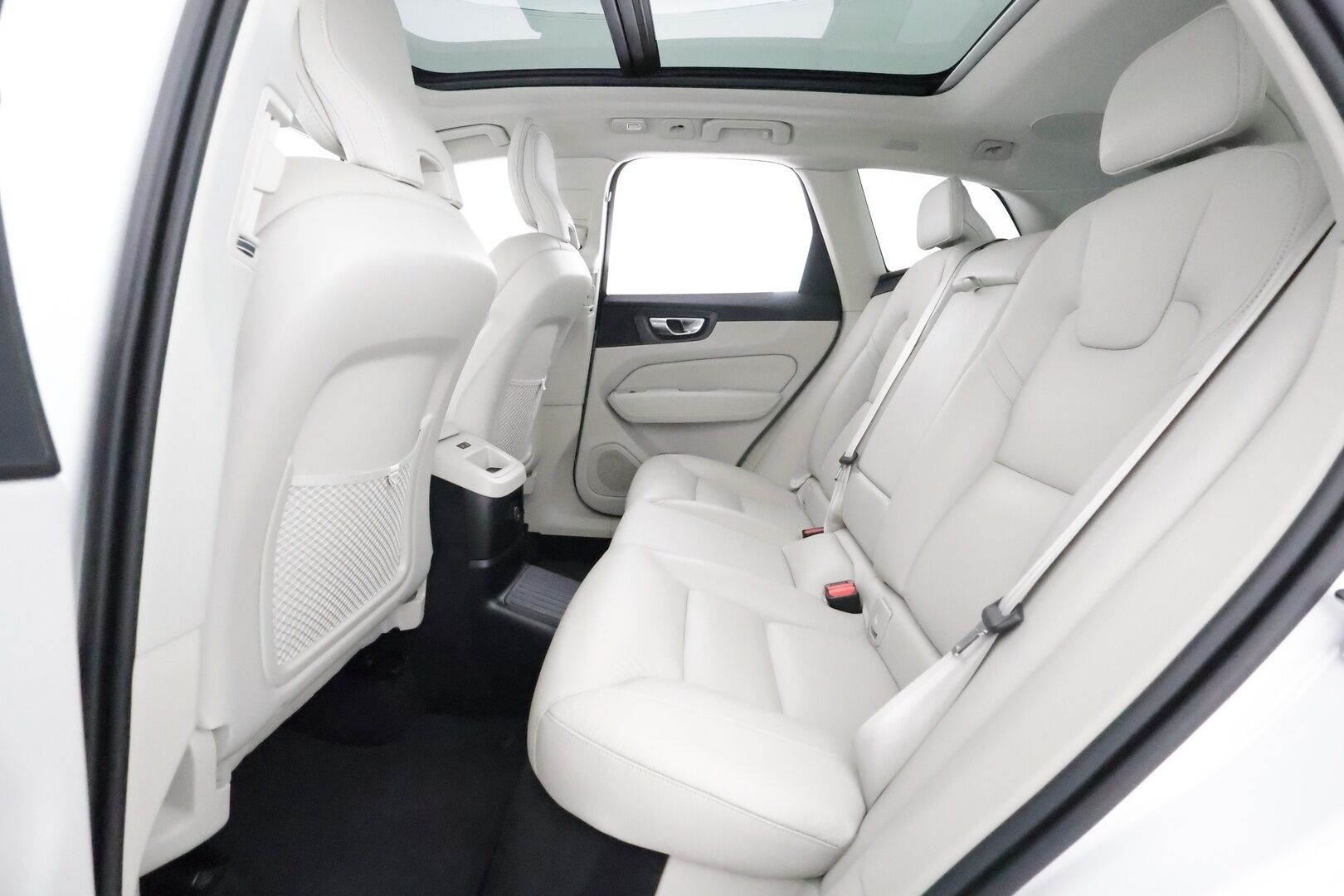 Volvo XC60 2022 T8 AWD Long Range High Performance Inscription **1.Om Suomi-auto / Panorama / Adapt.Vakkari / Sporttipenkki Muistilla** - 3,99 % KORKOTARJOUS TÄHÄN AUTOON - Harman/Kardon / Webasto / Koukku / P. Kamera / LED-valot / Google Maps / KeylessGO / 2x Renkaat / Akku kuntotarkastettu