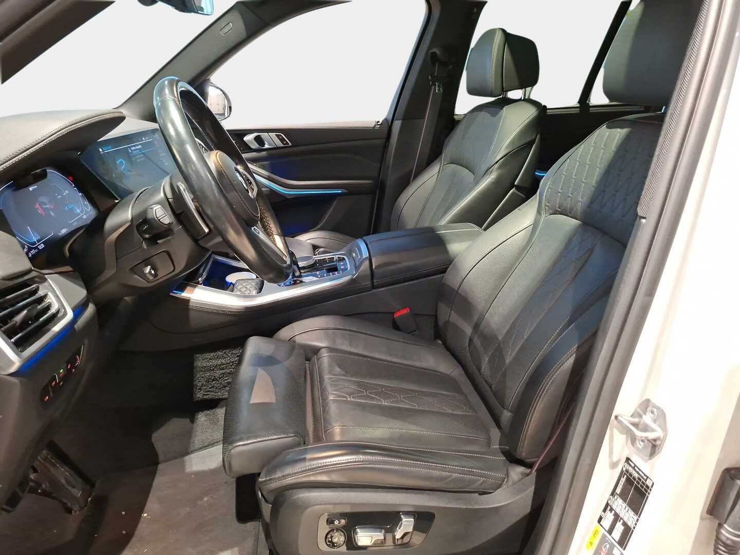 BMW X5 2021 G05 xDrive45e M Sport / Adapt. vak / Sky Lounge / Nelipyöräohjaus / Vetokoukku / Ilma-Alusta / Laser / Soft-Close / HUD - Ilmastoidut & Hierovat Comfort ist. / 360° / Ambient Air / Comfort Access /