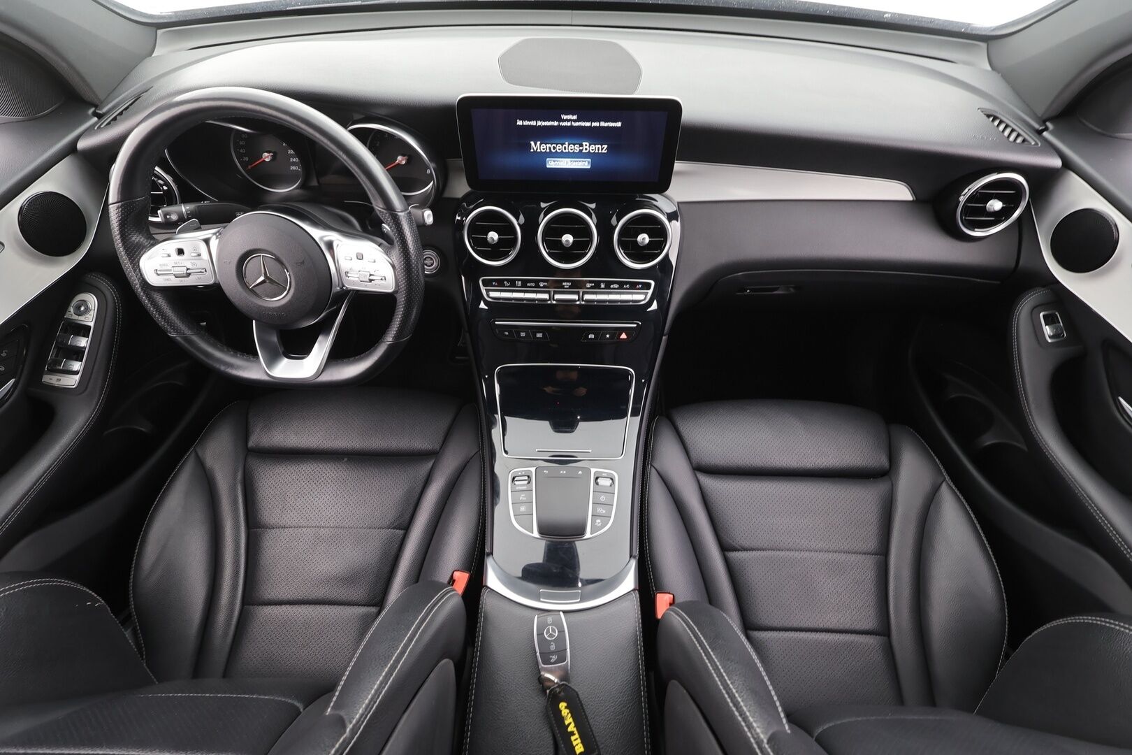 Mercedes-Benz GLC 2020 300 e 4MATIC A Business AMG Coupé EQ Power * AMG sisä ja ulko / P.kamera / Nahkasisusta / LED / Navi / Ambient * - Kahdet renkaat aluvantein / Koti ja asiointikaapelit