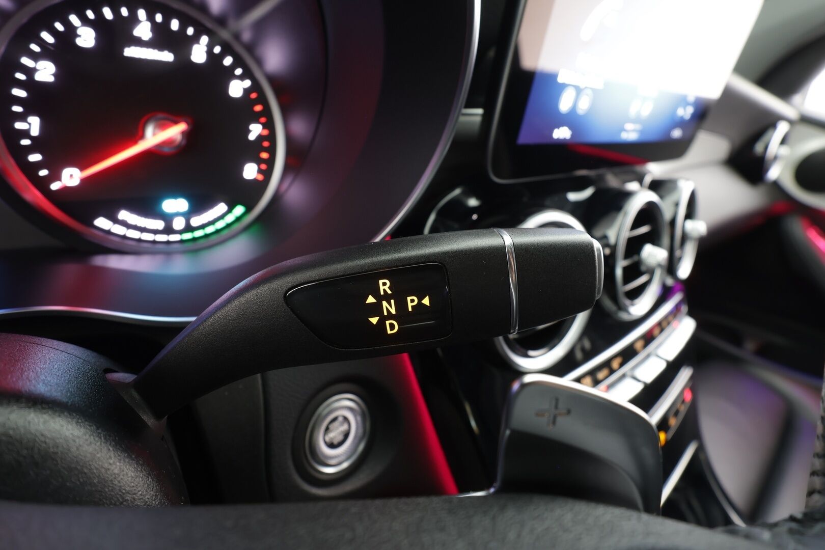 Mercedes-Benz GLC 2020 300 e 4MATIC A Business AMG Coupé EQ Power * AMG sisä ja ulko / P.kamera / Nahkasisusta / LED / Navi / Ambient * - Kahdet renkaat aluvantein / Koti ja asiointikaapelit