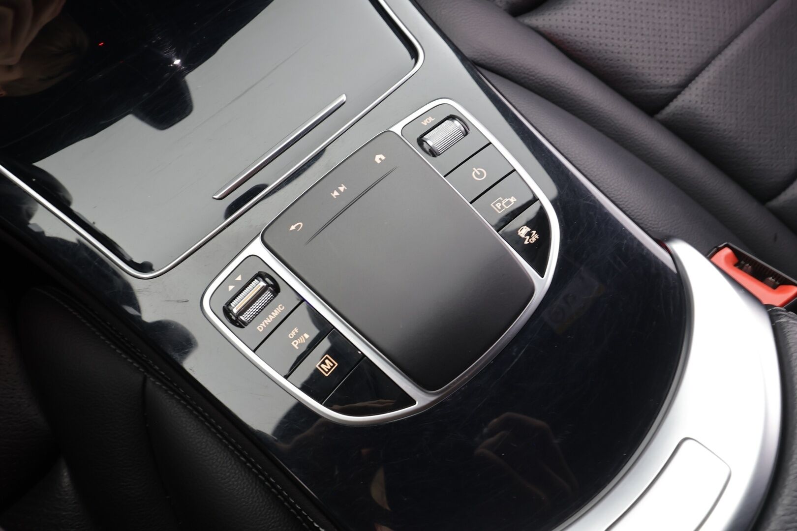 Mercedes-Benz GLC 2020 300 e 4MATIC A Business AMG Coupé EQ Power * AMG sisä ja ulko / P.kamera / Nahkasisusta / LED / Navi / Ambient * - Kahdet renkaat aluvantein / Koti ja asiointikaapelit