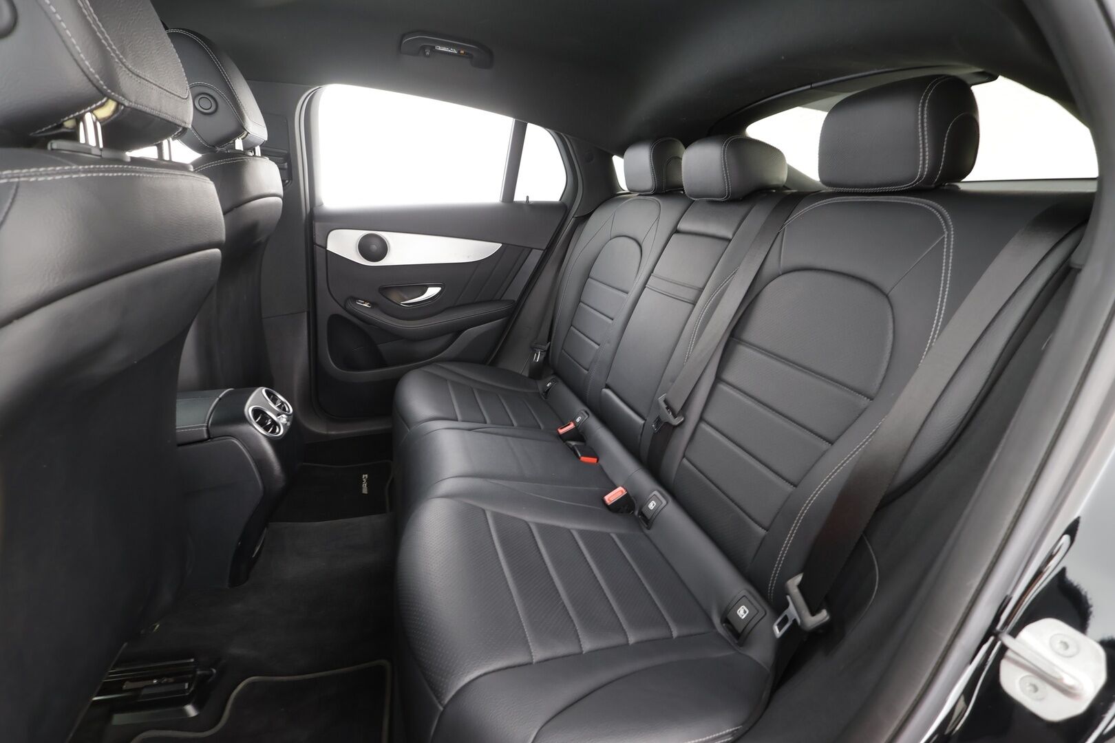 Mercedes-Benz GLC 2020 300 e 4MATIC A Business AMG Coupé EQ Power * AMG sisä ja ulko / P.kamera / Nahkasisusta / LED / Navi / Ambient * - Kahdet renkaat aluvantein / Koti ja asiointikaapelit