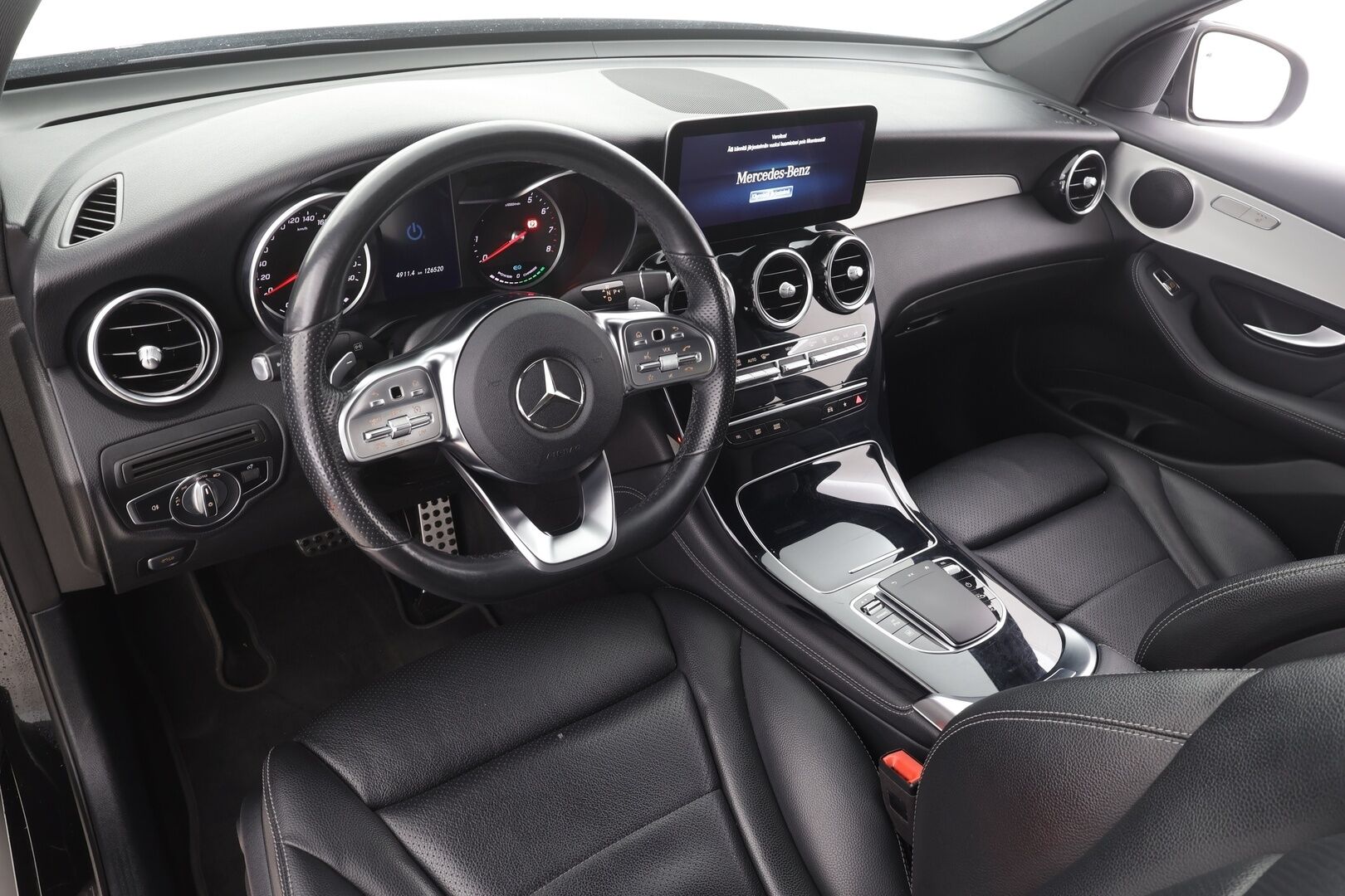 Mercedes-Benz GLC 2020 300 e 4MATIC A Business AMG Coupé EQ Power * AMG sisä ja ulko / P.kamera / Nahkasisusta / LED / Navi / Ambient * - Kahdet renkaat aluvantein / Koti ja asiointikaapelit