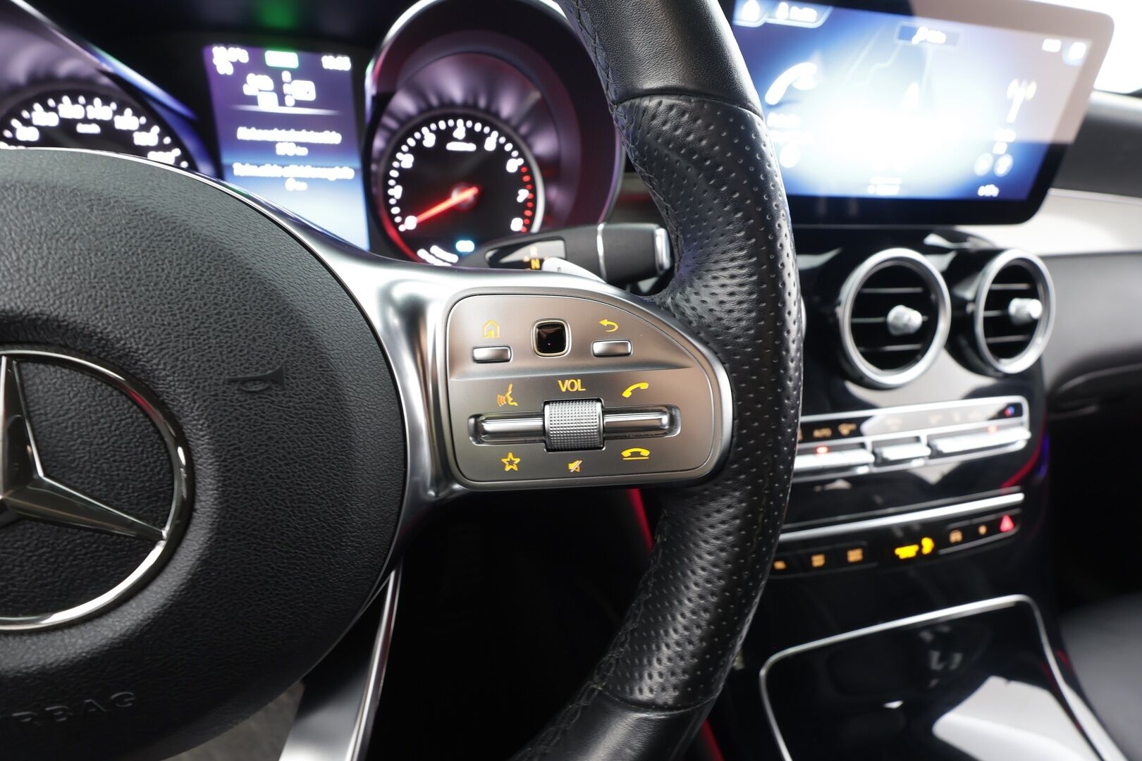 Mercedes-Benz GLC 2020 300 e 4MATIC A Business AMG Coupé EQ Power * AMG sisä ja ulko / P.kamera / Nahkasisusta / LED / Navi / Ambient * - Kahdet renkaat aluvantein / Koti ja asiointikaapelit
