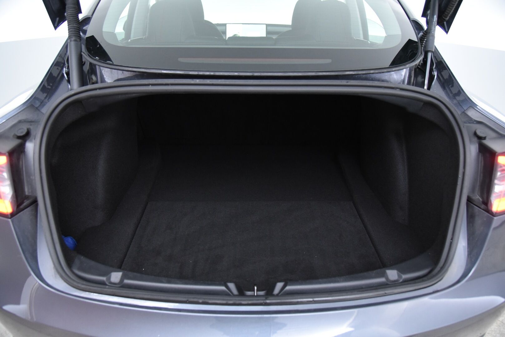 Tesla Model 3 2021 Long-Range Dual Motor AWD Refresh  / Lämpöpumppu / Matrix-LED / P-Kamera / Premium Audio / Autopilot / Musta Nahkasisusta - Lasikatto / Ratin lämmitys / Kahdet renkaat aluvanteilla