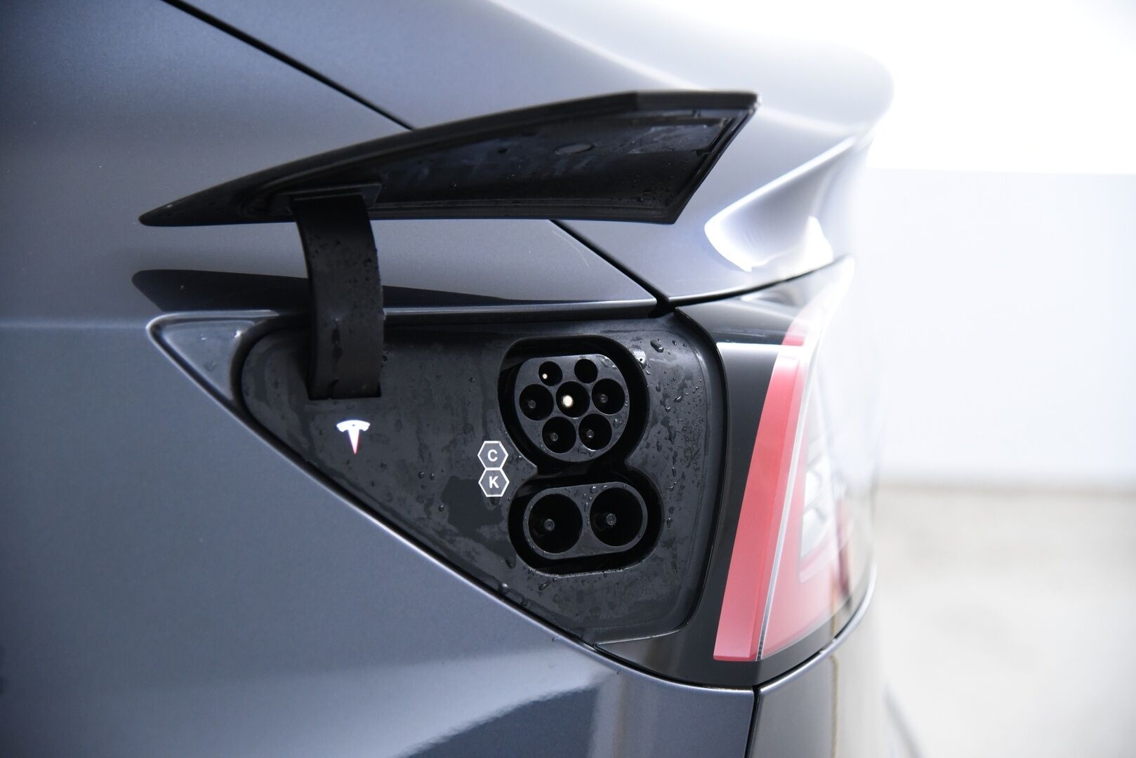 Tesla Model 3 2021 Long-Range Dual Motor AWD Refresh  / Lämpöpumppu / Matrix-LED / P-Kamera / Premium Audio / Autopilot / Musta Nahkasisusta - Lasikatto / Ratin lämmitys / Kahdet renkaat aluvanteilla