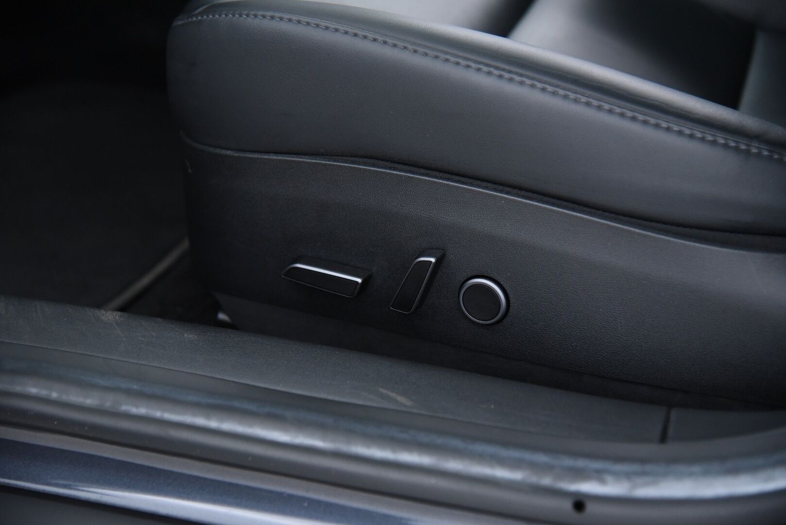 Tesla Model 3 2021 Long-Range Dual Motor AWD Refresh  / Lämpöpumppu / Matrix-LED / P-Kamera / Premium Audio / Autopilot / Musta Nahkasisusta - Lasikatto / Ratin lämmitys / Kahdet renkaat aluvanteilla