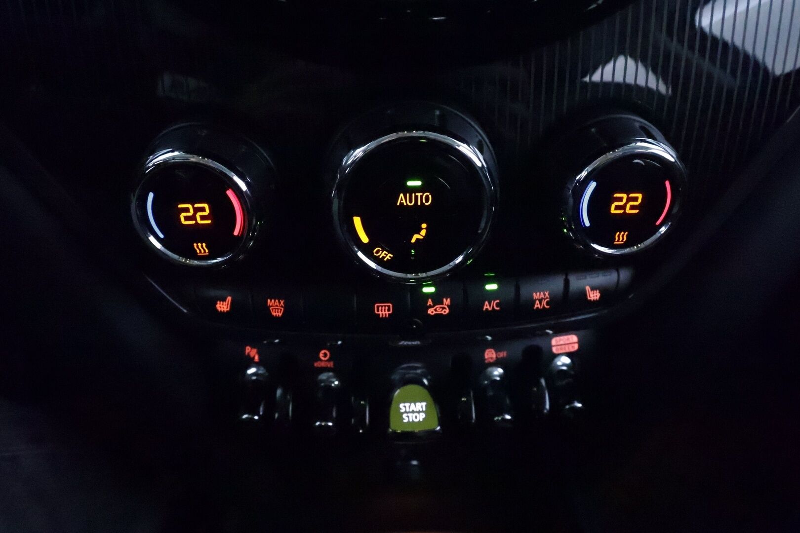 Mini Countryman 2019 Cooper SE ALL4 Maximise **Harman/Kardon / ACC / LED-valot / P.Kamera / Sporttipenkki Muistilla / Navi / Keyless** - 2x Latauskaapelit / Kahdet Renkaat