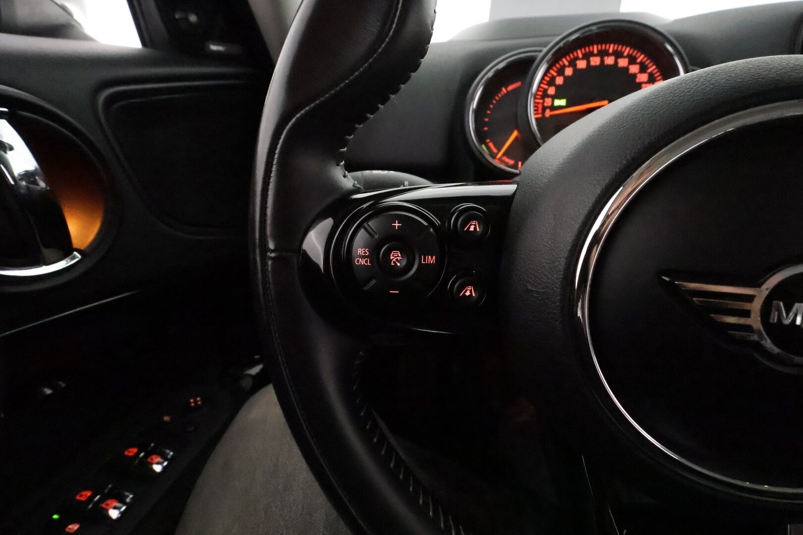 Mini Countryman 2019 Cooper SE ALL4 Maximise ** HUD / Harman/Kardon / ACC / LED-valot / P.Kamera / Sporttipenkki Muistilla / Navi / Keyless** - 2x Latauskaapelit / Kahdet Renkaat - HULLUT BLACKWEEK JATKOT - KORKOTARJOUS 2,49%