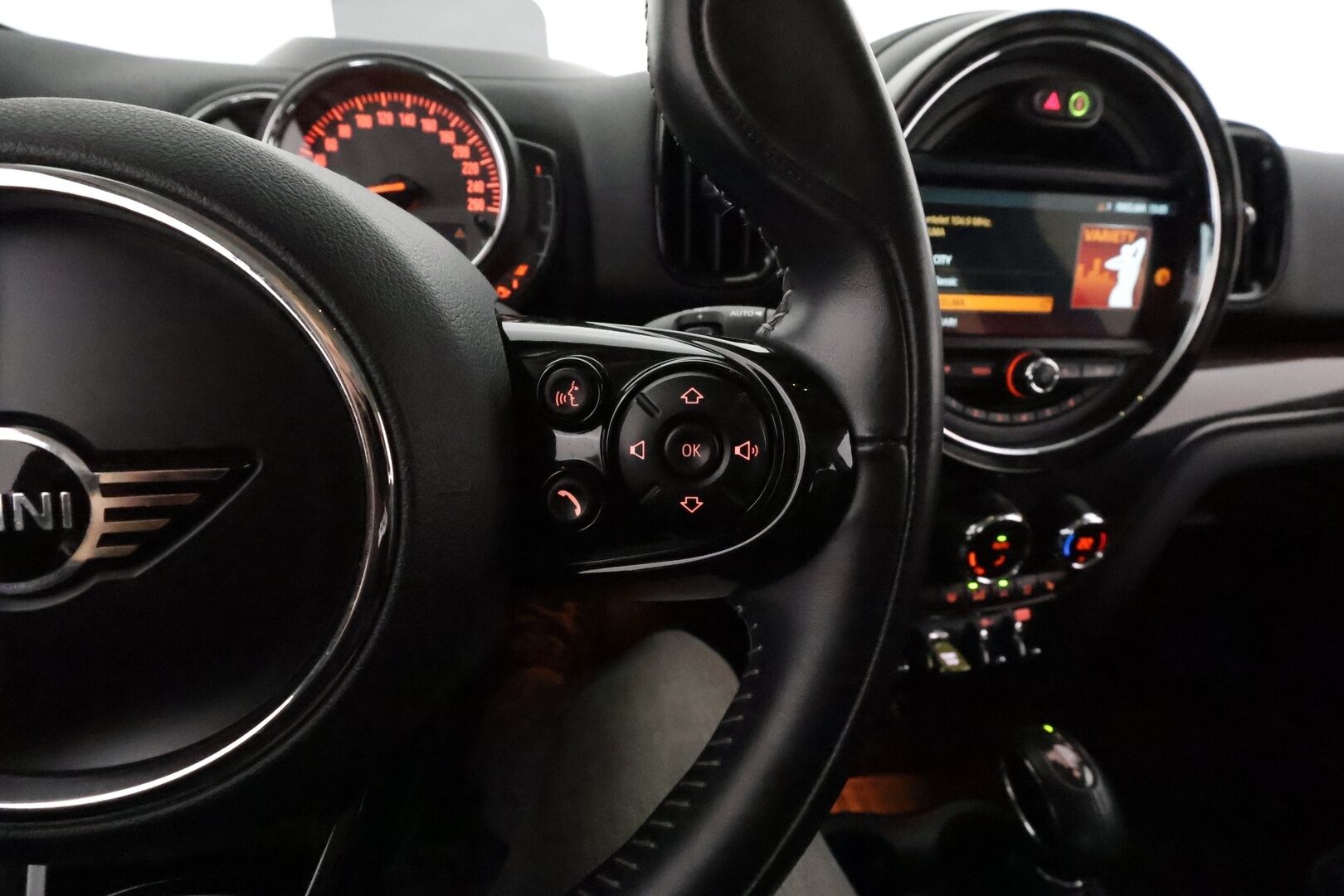 Mini Countryman 2019 Cooper SE ALL4 Maximise **Harman/Kardon / ACC / LED-valot / P.Kamera / Sporttipenkki Muistilla / Navi / Keyless** - 2x Latauskaapelit / Kahdet Renkaat