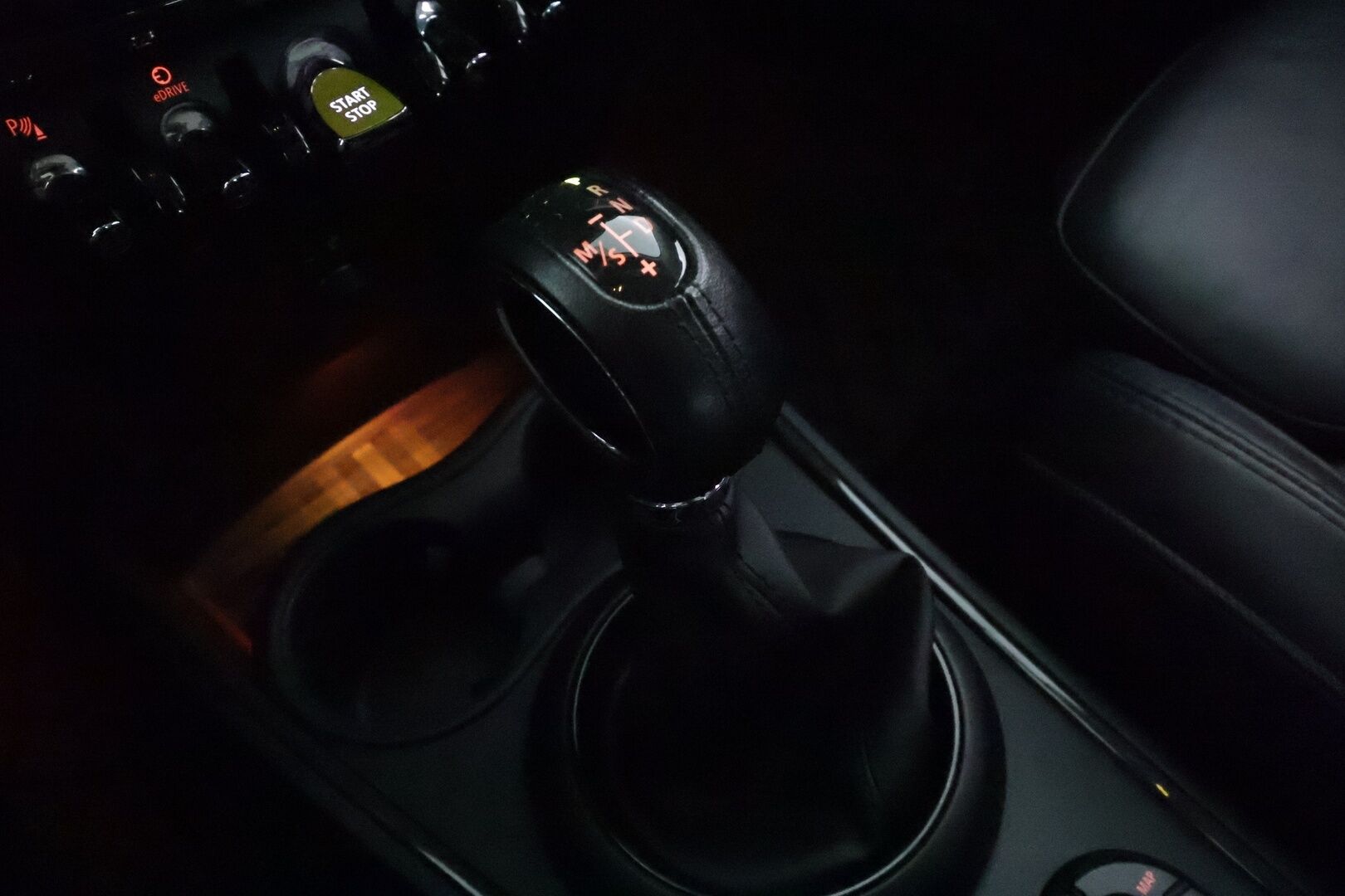 Mini Countryman 2019 Cooper SE ALL4 Maximise ** HUD / Harman/Kardon / ACC / LED-valot / P.Kamera / Sporttipenkki Muistilla / Navi / Keyless** - 2x Latauskaapelit / Kahdet Renkaat